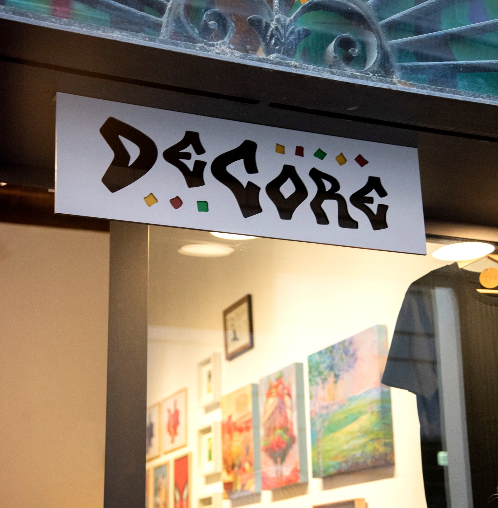 Spazio DeCore — insegna